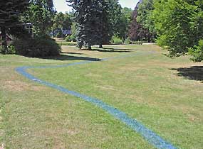 Trassenmarkierung mit Sportplatzfarbe: Mitten im Herrngarten 